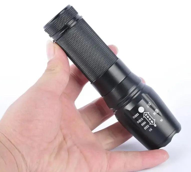 Lanterna X900 Militar Recarregável com bateria.