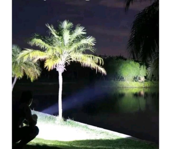 Lanterna Tática 4 LEDs Recarregável e com Indicador de Bateria